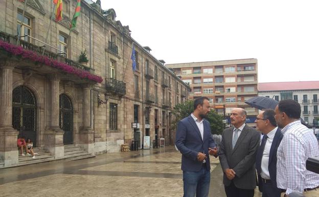 Gobierno y Torrelavega colaborarán para rehabilitar el edificio del Palacio Municipal