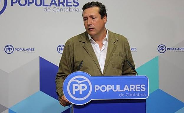 El portavoz del PP, Íñigo Fernández, hoy en rueda de prensa.