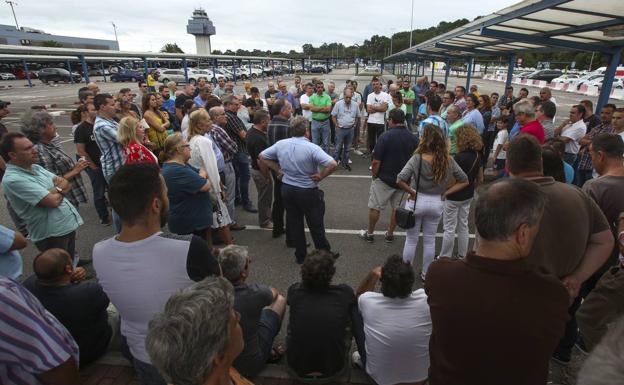 Los taxistas cántabros celebraron este miércoles una asamblea en el aeropuerto.