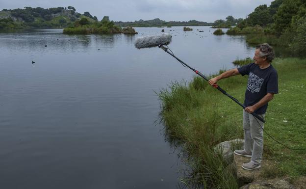 MIkel Arce recoge los sonidos del agua y las aves en las marismas de Joyel.