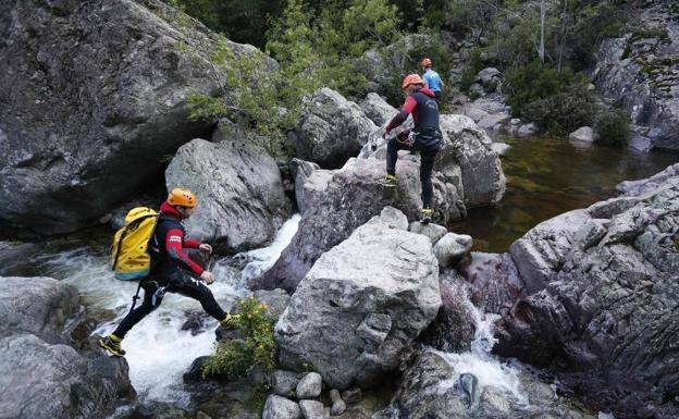 Servicios de rescate buscan a los desaparecidos en el cañón de Soccia, Córcega. 