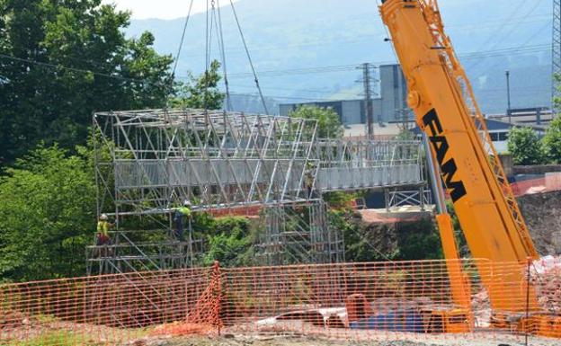 Instalación de la nueva pasarela sobre el río Besaya
