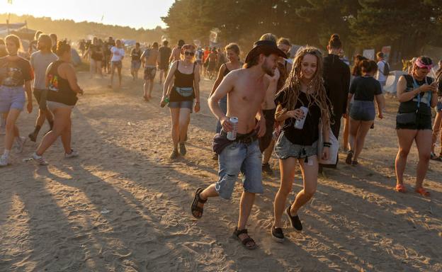 Unos jóvenes beben cerveza en el 24 Festival Pol'and'Rold', en Kostrzyn (Polonia).