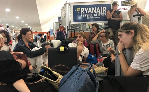 Los viajeros del vuelo cancelado han viajado a Bilbao en autobús. 