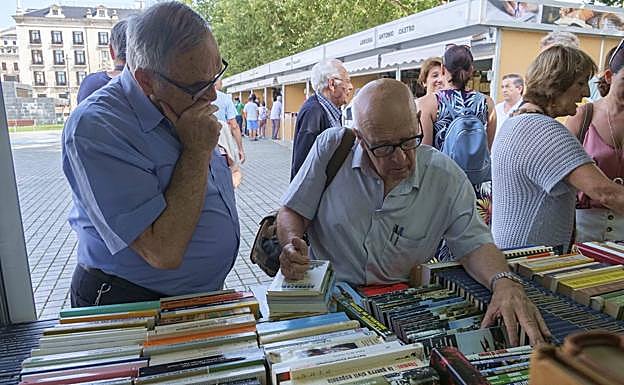 Visitantes de la Feria del Libro Viejo.