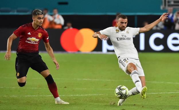 Borja Mayoral intenta alcanzar un balón en el partido ante el Manchester United. 