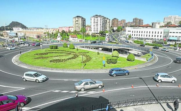 Vista de la glorieta de Valdecilla Sur con la señalización que estrenó el pasado mes de abril. 