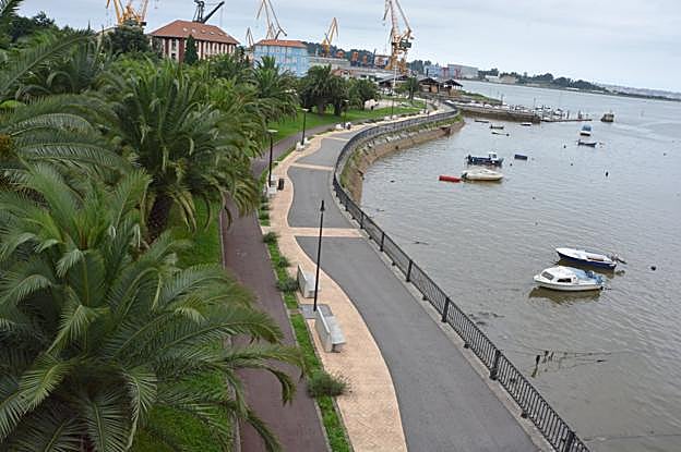 El paseo marítimo de El Astillero recibe ahora el nombre de 'Paseo de los galeones'.