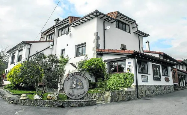 La Cabaña del Abuelo Peuto, en la localidad de Güemes, es un lugar de acogida para decenas de peregrinos de todo el mundo