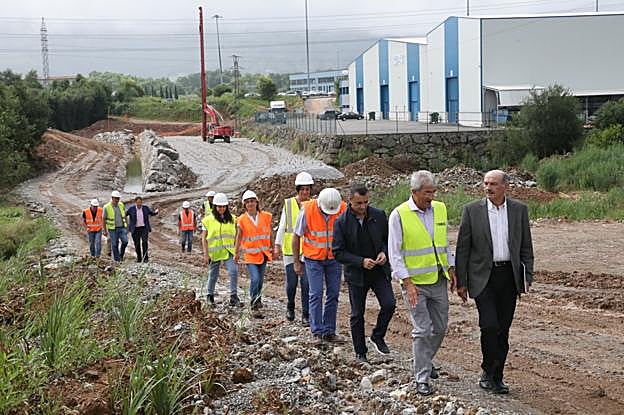 El consejero de Obras, José María Mazón, visitó las obras de construcción del nuevo vial que unirá el polígono con Boo de Guarnizo. 