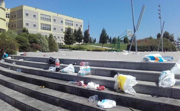 El campus universitario volvió a amanecer este domingo con restos del botellón. ::