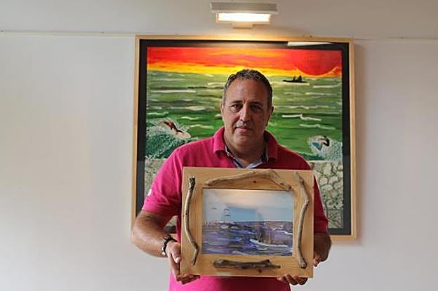 Villanueva muestra su cuadro favorito de la colección, inspirado en una surfista asturiana. :