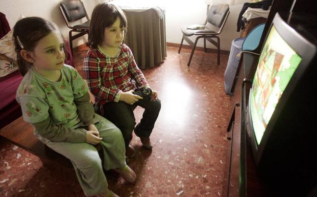 Dos niñas riojanas ven un programa de televisión después de salir del colegio. 