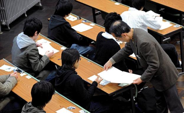 Examen de acceso a la universidad en Tokio.