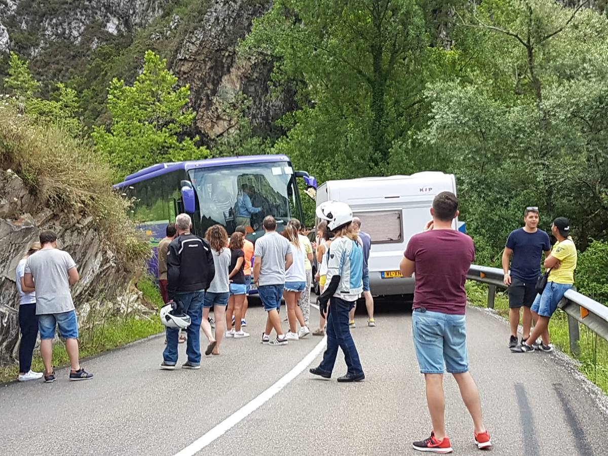 Fotos: Un accidente leve colapsa el desfiladero de la Hermida