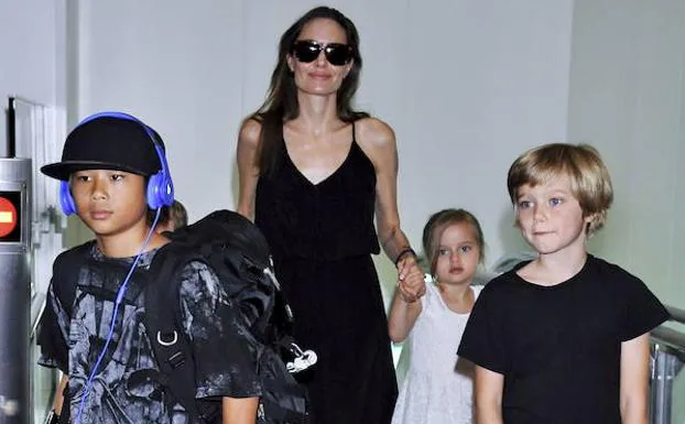 Jolie camina con algunos de sus hijos. 