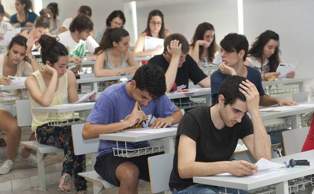 Estudiantes durante un examen.