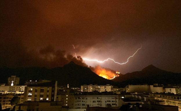 El incendio de Llutxent ya ha arrasado 2.600 hectáreas y ha afectado a unas 20 casas