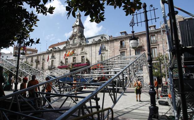 Montaje del escenario para el concierto gratuito de esta noche en el Bulevar Demetrio Herrero.