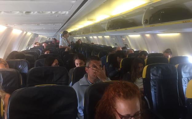 El vuelo de Londres a Santander, que tenía prevista su salida al mediodía, lo ha hecho con 25 minutos de retraso.