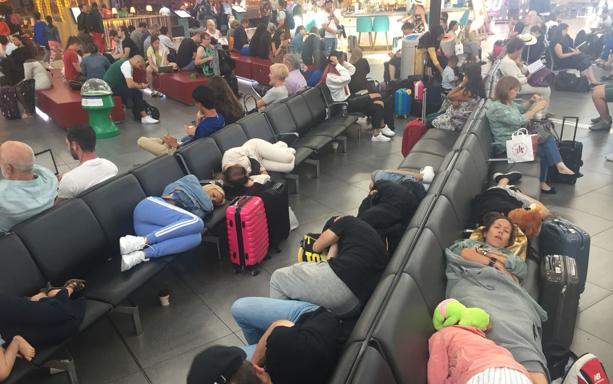 Muchos de los pasajeros durmieron el aeropuerto de Londres, a la espera de embarcar hoy hacia Santander.