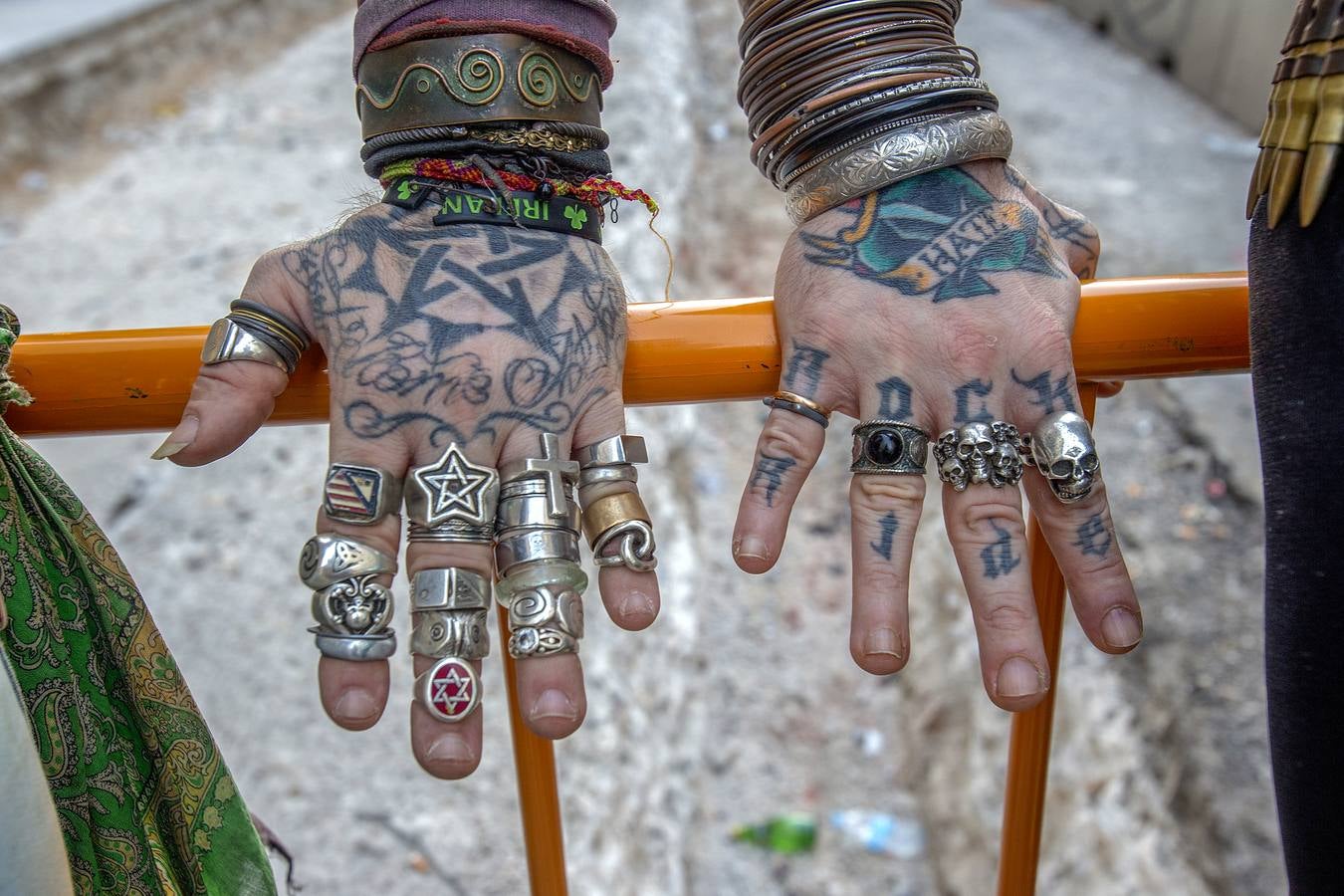 Las manos de los Alcázar.