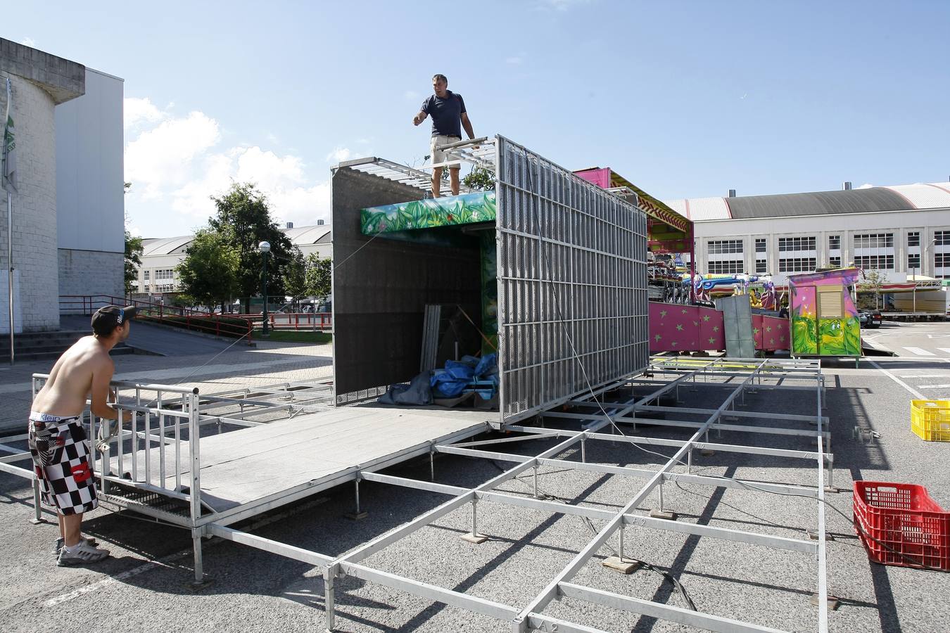 Fotos: Las fiestas de la &#039;Patrona&#039; van tomando forma en Torrelavega