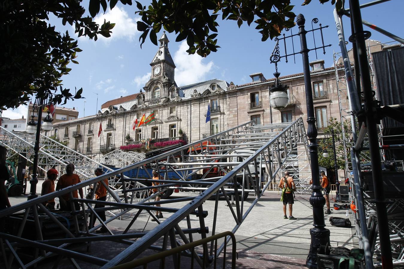 Fotos: Las fiestas de la &#039;Patrona&#039; van tomando forma en Torrelavega