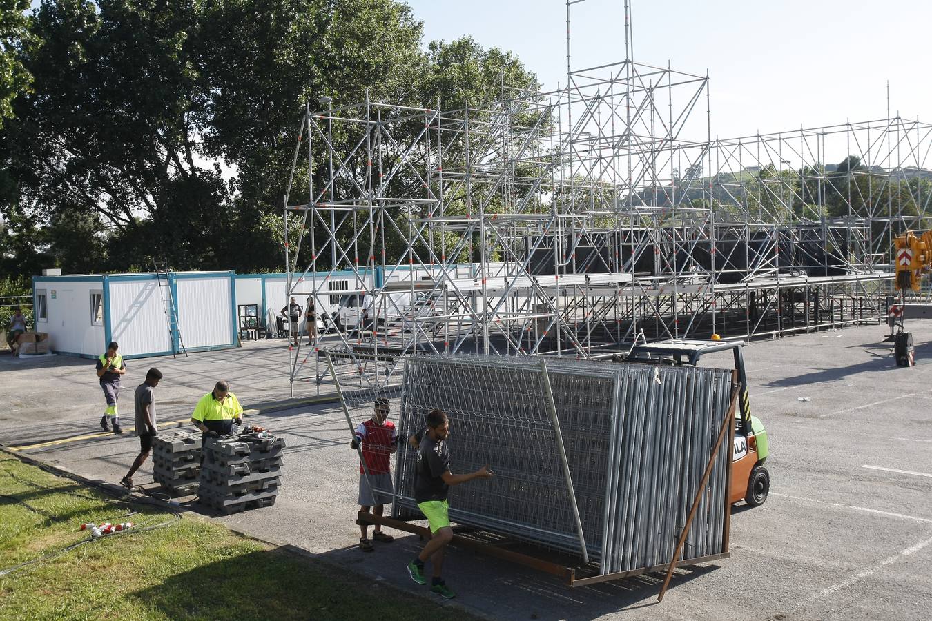 Fotos: Las fiestas de la &#039;Patrona&#039; van tomando forma en Torrelavega