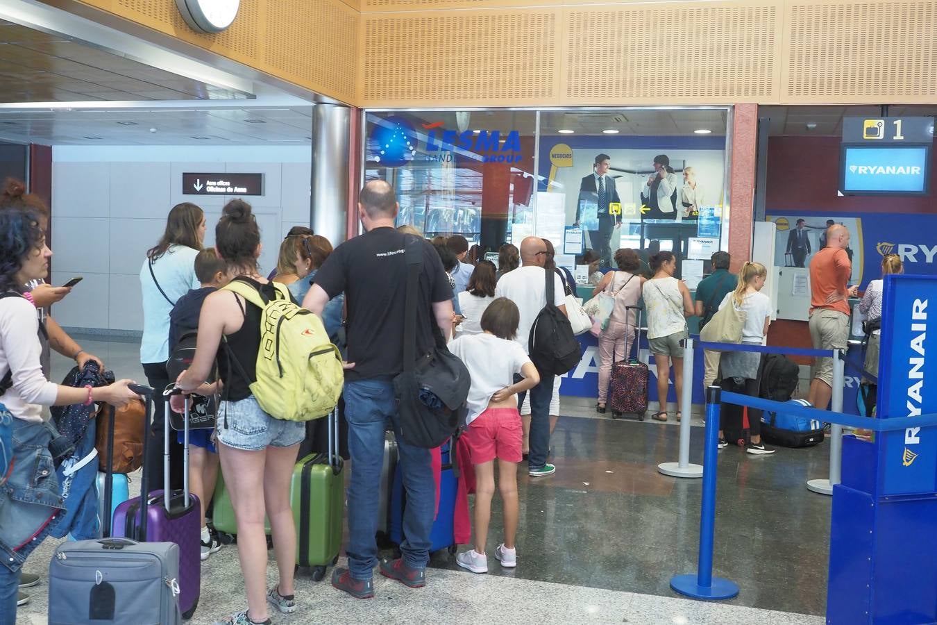 Pasajeros en la terminal de Parayas, este miércoles por la mañana.