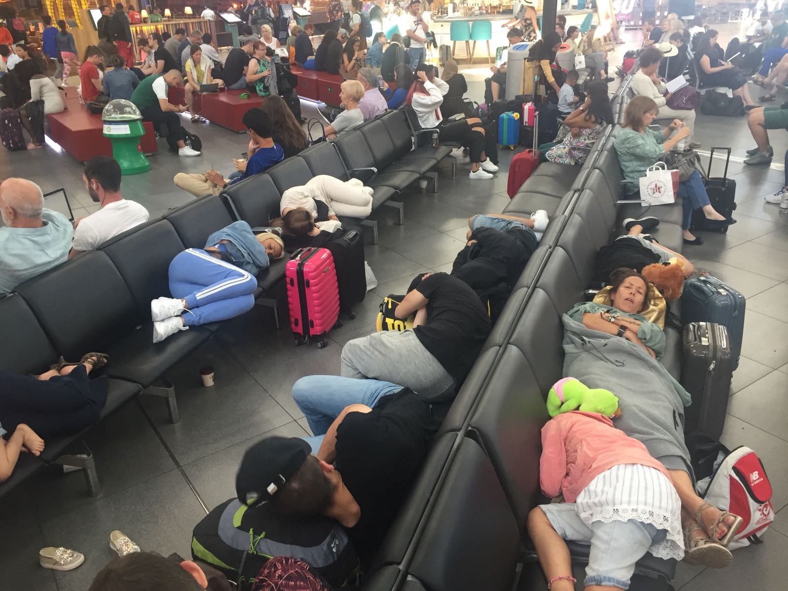 Pasajeros, durmiendo en el aeropuerto de Londres tras la cancelación ayer por la noche.