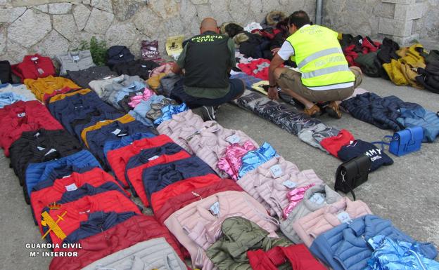 Parte de las prendas intervenidas en los mercados de Laredo y Oriñón.