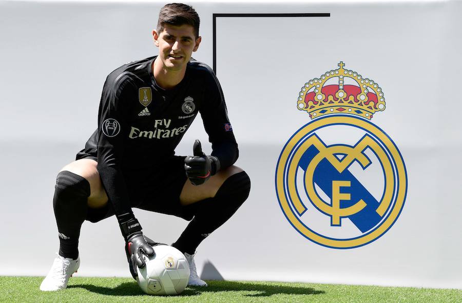El belga ha sido presentado en el palco de honor del Santiago Bernabéu como nuevo portero del Real Madrid. A continuación ha pisado el césped con su nueva camiseta. 