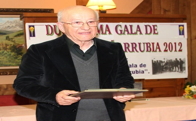 Eutimio Martino con la distinción recibida en la Gala de Liébana y Peñarrubia el año