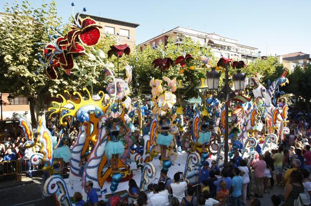 La belleza de las carrozas que participan en la Gala es un buen reclamo para el público que participa en este fiesta y que llena las calles del desfile. 