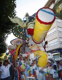 Imagen secundaria 2 - Junto a las carrozas, este año también todas de Castro Urdiales, desfilan peñas, charangas y grupos de folclore que añaden color a la fiesta.