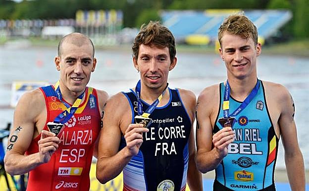 El triatleta español Fernando Alarza (i), con su medalla de plata. 
