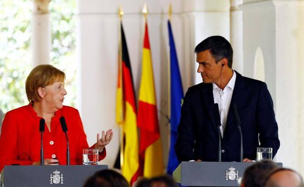 Pedro Sánchez y Ángela Merkel atienden a los medios en Sanlúcar.