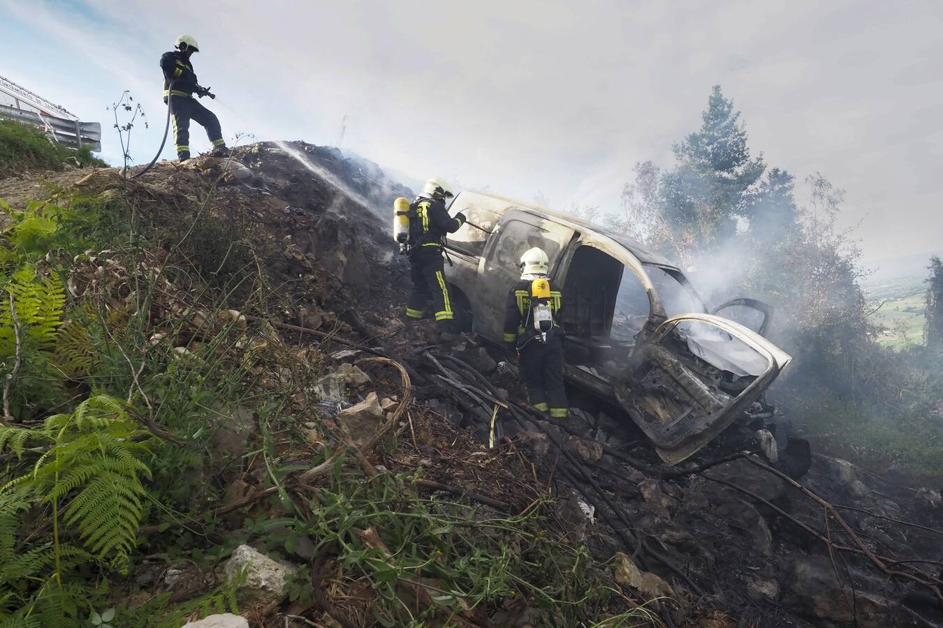 Imagen secundaria 2 - Imágenes del día del incendio de la furgoneta.