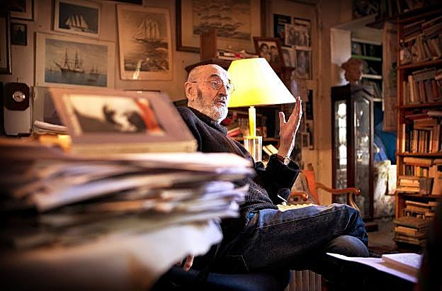 El narrador santanderino, en la imagen en su domicilio madrileño, regresa con su nueva novela este otoño.