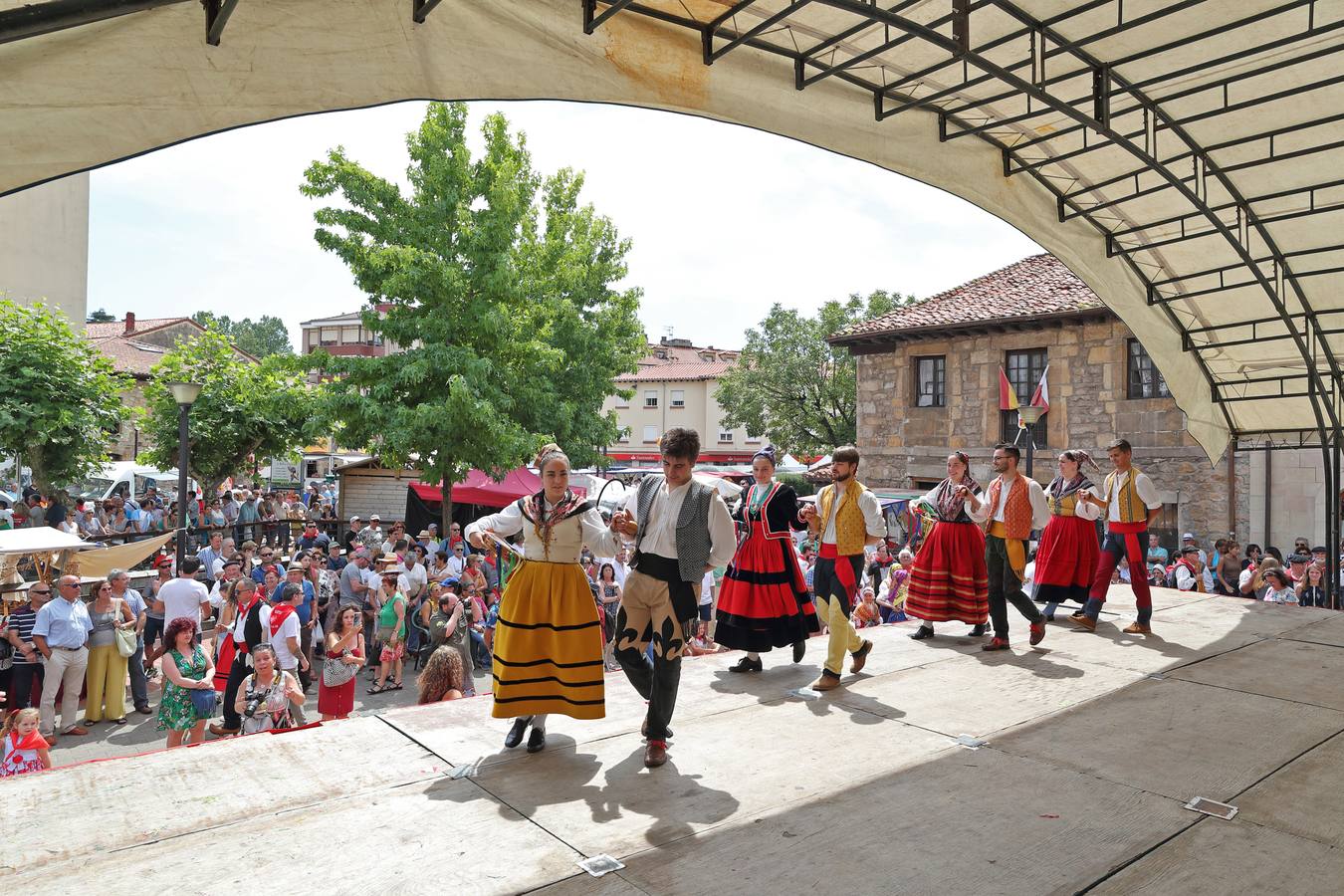 Miles de cántabros celebran el día de la comunidad autónoma en Cabezón de la Sal.