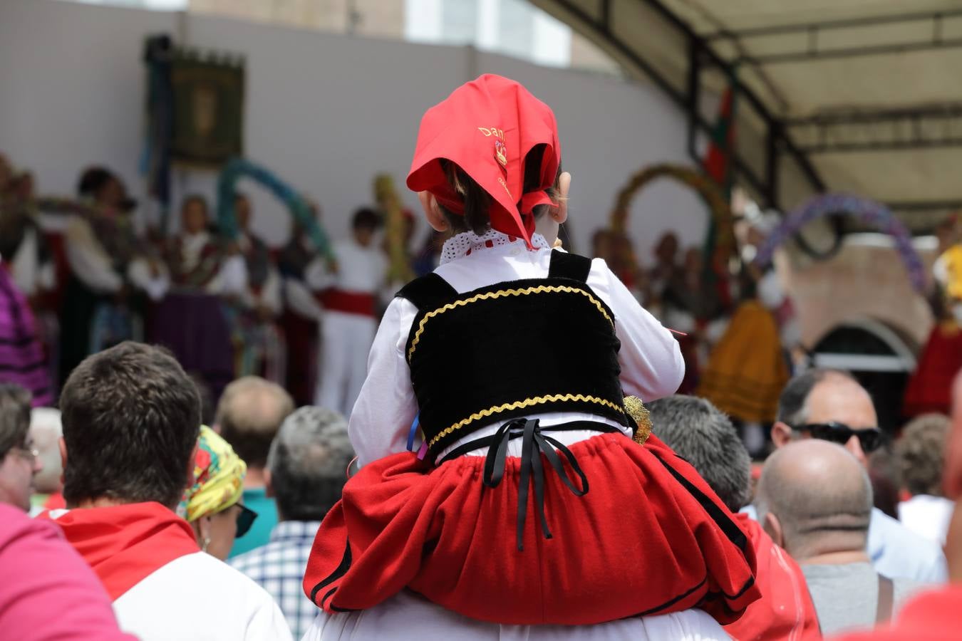 Miles de cántabros celebran el día de la comunidad autónoma en Cabezón de la Sal.