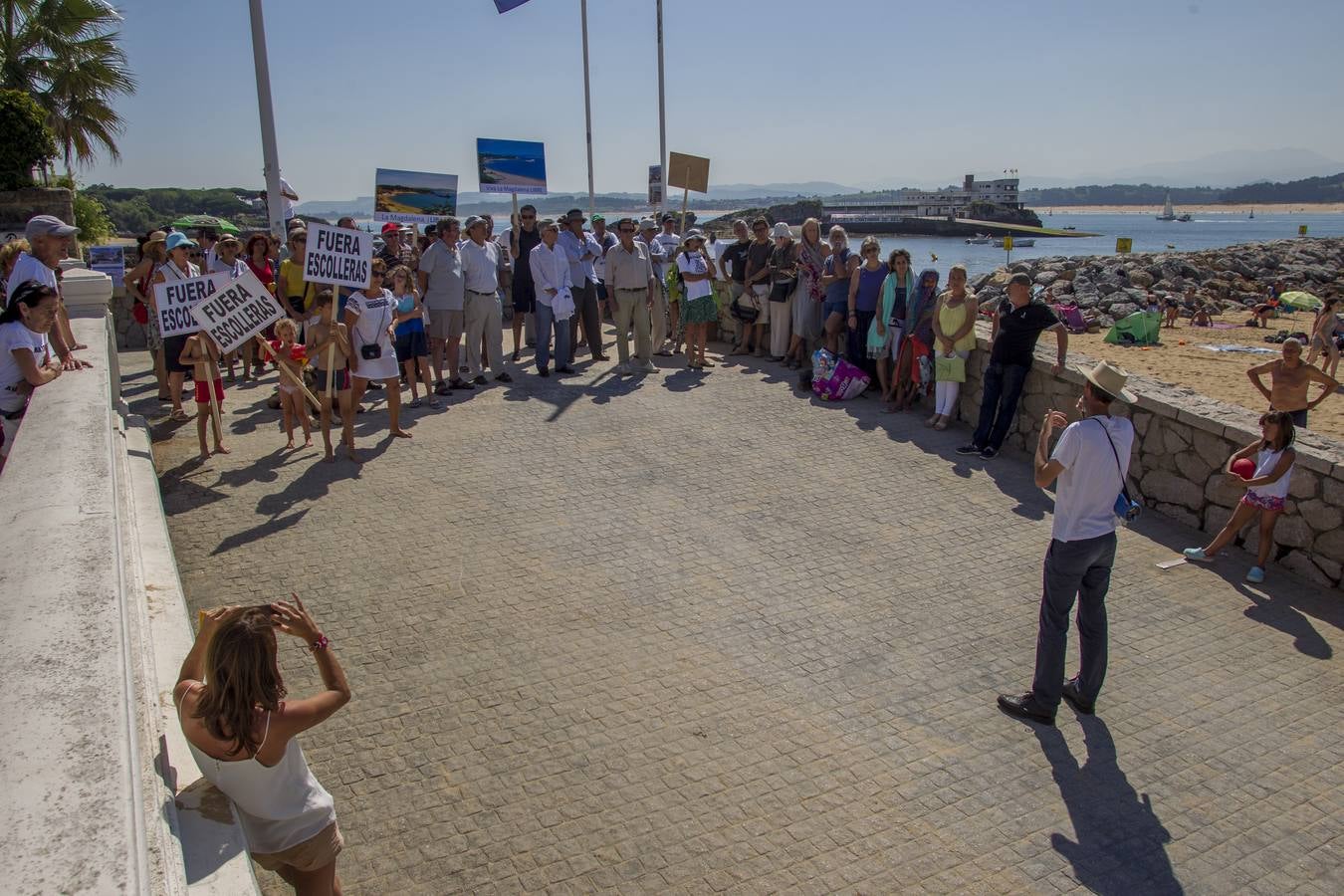 La plataforma ciudadana 'Salvar La Magdalena' ha celebrado hoy una nueva concentración para pedir la retirada de las escolleras que se están ejecutando en el arenal. El acto se ha celebrado en el Balneario de la Magdalena a las 12.30 horas y, además de la concentración en sí, ha incluido un 'pasaplayas'. Los manifestantes han aprovechado la bajamar para realizar un paseo por la orilla encabezado por un pito y tamboril con globos, pancartas y camisetas reivindicativas.