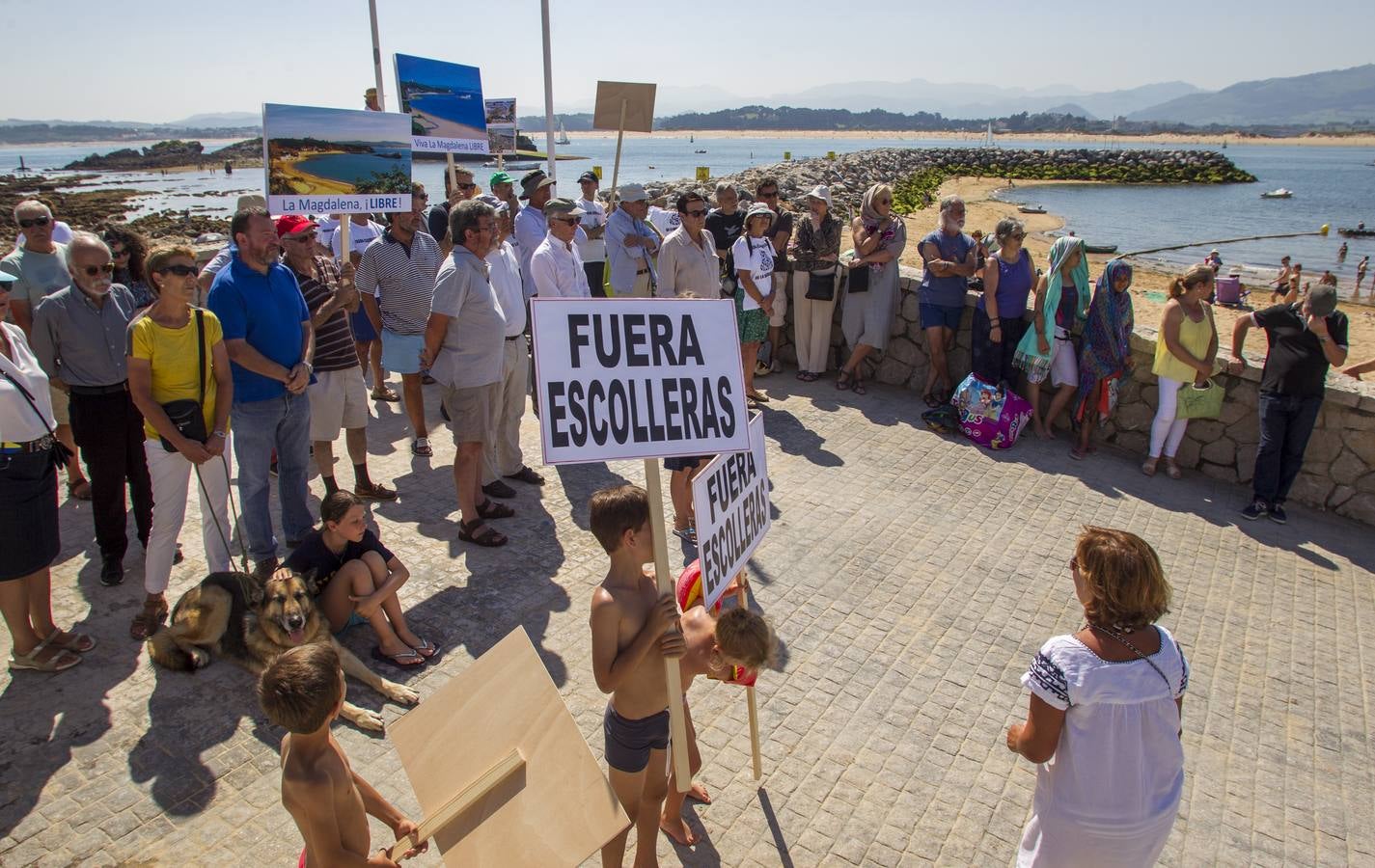 La plataforma ciudadana 'Salvar La Magdalena' ha celebrado hoy una nueva concentración para pedir la retirada de las escolleras que se están ejecutando en el arenal. El acto se ha celebrado en el Balneario de la Magdalena a las 12.30 horas y, además de la concentración en sí, ha incluido un 'pasaplayas'. Los manifestantes han aprovechado la bajamar para realizar un paseo por la orilla encabezado por un pito y tamboril con globos, pancartas y camisetas reivindicativas.