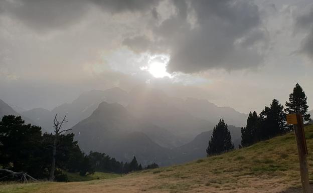 Imagen principal - A zancadas para cruzar los Pirineos