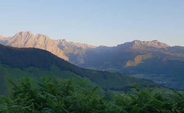 Imagen principal - A zancadas para cruzar los Pirineos