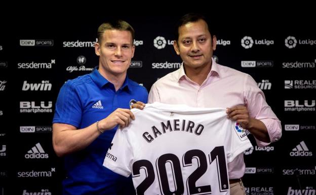 Kevin Gameiro, con el presidente del Valencia, Anil Murthy (d).