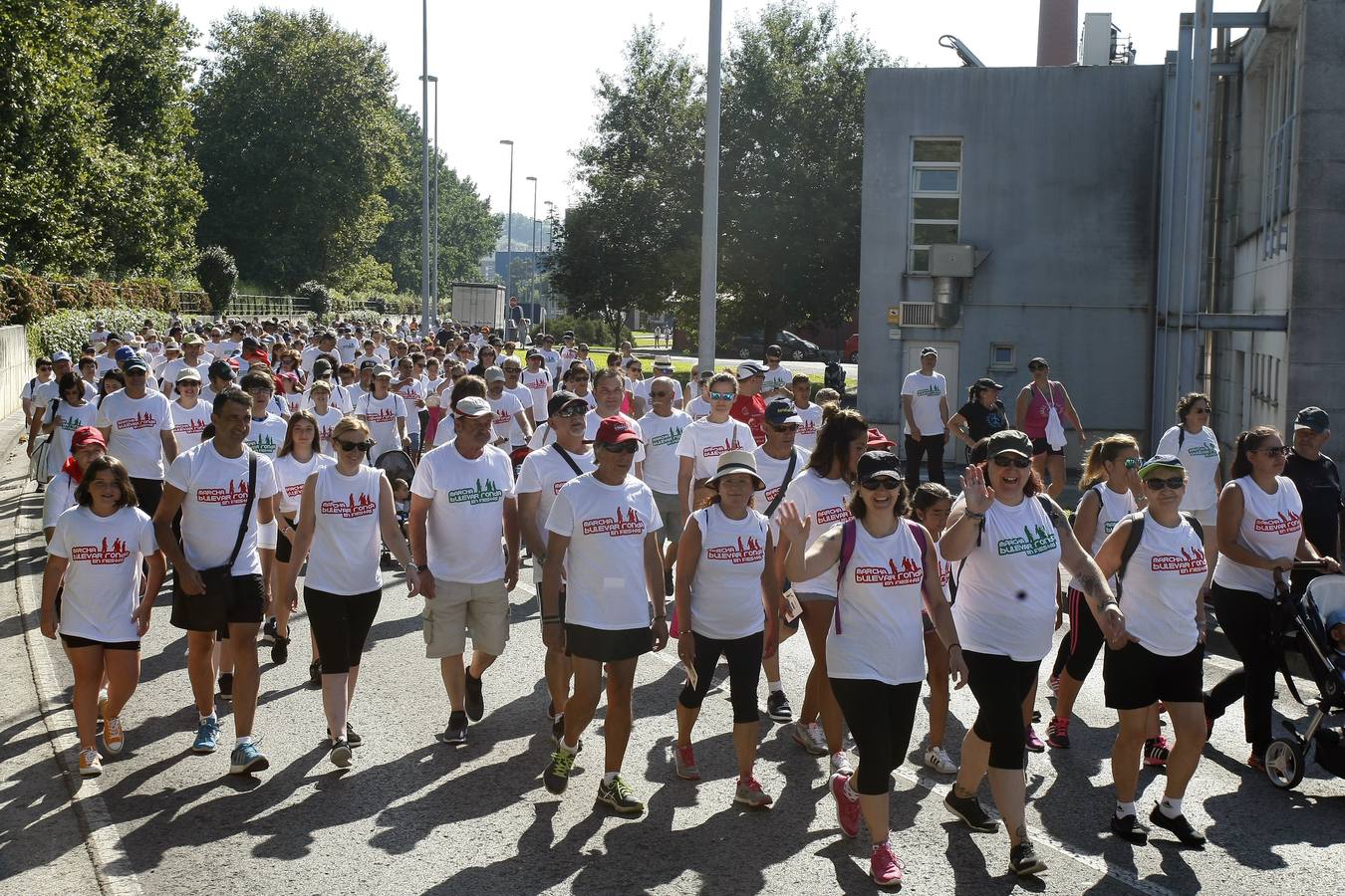 La décima edición de la Marcha Popular por el Bulevar Ronda congregó a cerca de 2.000 personas 