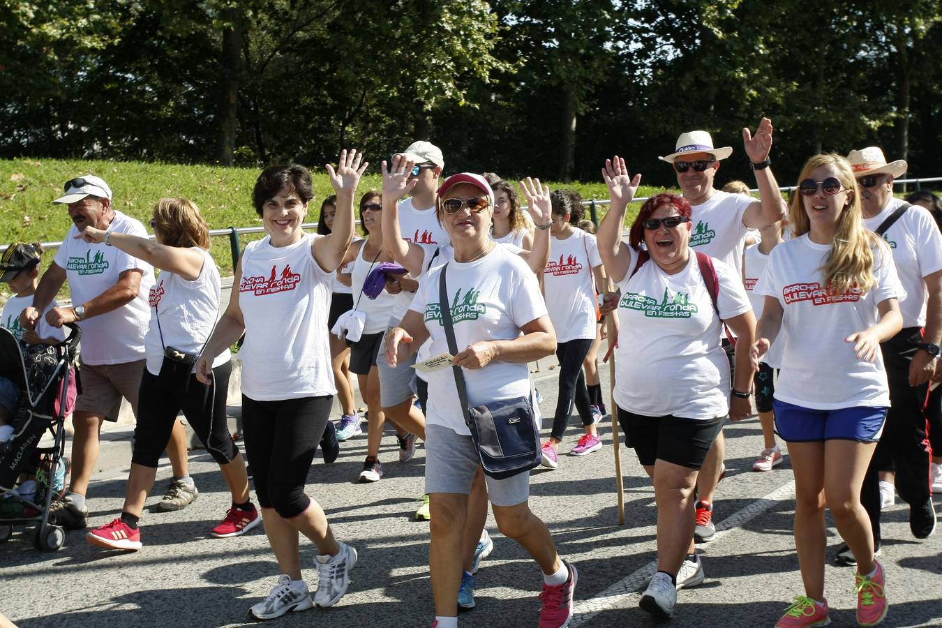 La décima edición de la Marcha Popular por el Bulevar Ronda congregó a cerca de 2.000 personas 