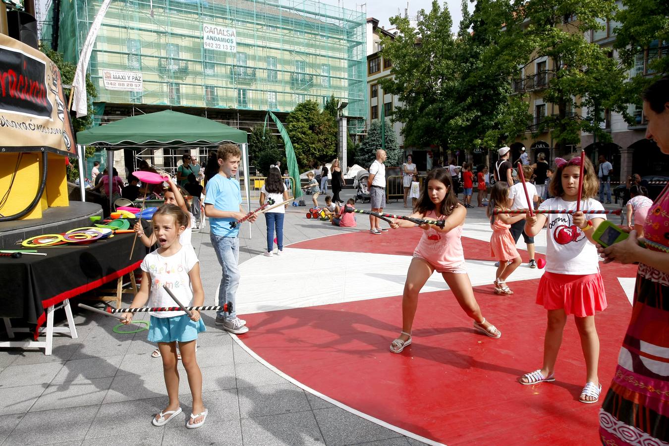 Fotos: Un circo al aire libre en la Plaza Mayor de Torrelavega